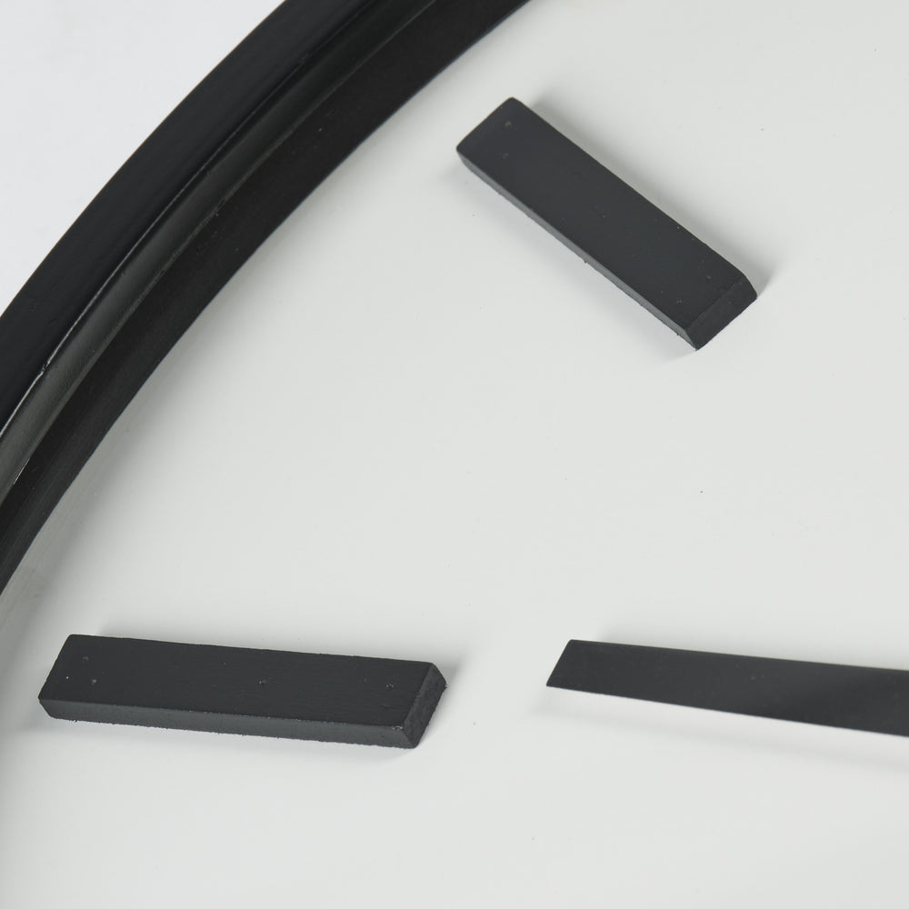 Homeroots 24" Round Large Modern Wall Clock With White Face And Non-numarical Number  Metal 376248
