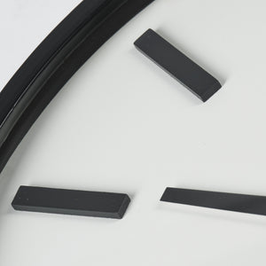 Homeroots 24" Round Large Modern Wall Clock With White Face And Non-numarical Number  Metal 376248