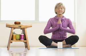 Homeroots Compact Curvilinear Teak Shower Outdoor Bench With Shelf In Natural Finish  Wood 376725