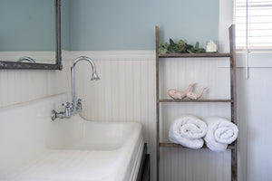 Homeroots 5 Step Rustic Weathered Grey Wood Ladder Shelf  Wood 380325