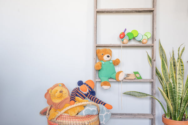 Homeroots 5 Step Rustic Weathered Grey Wood Ladder Shelf  Wood 380325