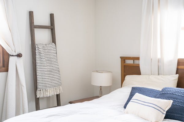 Homeroots 6 Step Rustic Espresso Wood Ladder Shelf  Wood 380329