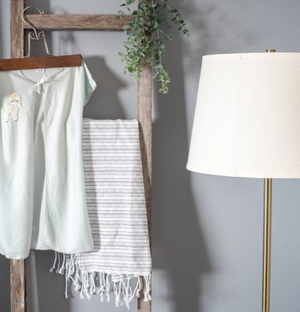 Homeroots 6 Step Rustic Smoky Black Wood Ladder Shelf  Wood 380330