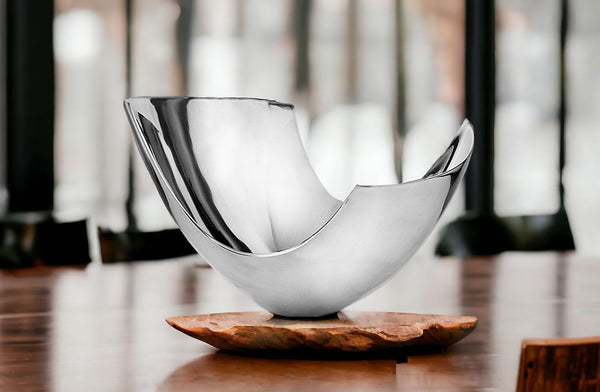 Homeroots 17" Silver Aluminum Modern Abstract Centerpiece Bowl   383745