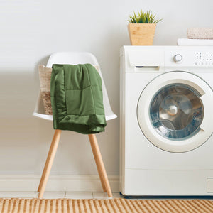 English Elm 1 Lightweight Down Alternative King Blanket with Satin Trim, Moisture-Resistant Microfiber, Quilted Comfort Green 14.96 L x 7.87 W x 7.87 H B035P319516