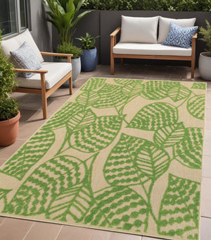 Homeroots Green Floral Indoor Outdoor Area Rug  Polypropylene 384344