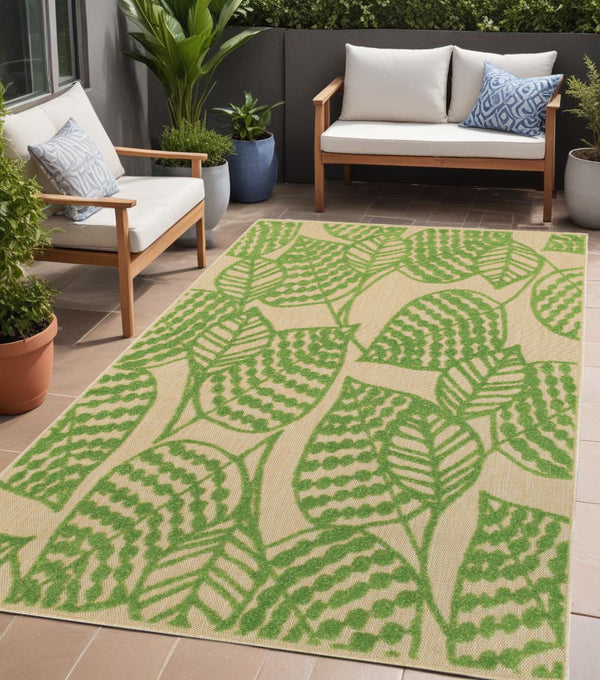 Homeroots Green Floral Indoor Outdoor Area Rug  Polypropylene 384344