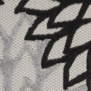 Homeroots 4' Stylish Black And White Indoor Outdoor Area Rug – Durable, Versatile, And Easy To Maintain Decor 4'x6' Area Rug Polypropylene 384597