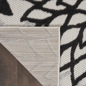 Homeroots 4' Stylish Black And White Indoor Outdoor Area Rug – Durable, Versatile, And Easy To Maintain Decor 4'x6' Area Rug Polypropylene 384597