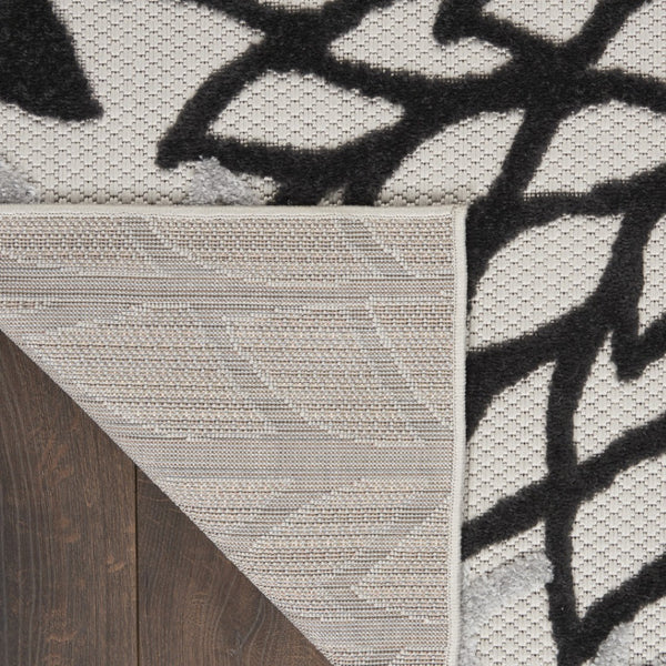 Homeroots 4' Stylish Black And White Indoor Outdoor Area Rug – Durable, Versatile, And Easy To Maintain Decor 4'x6' Area Rug Polypropylene 384597