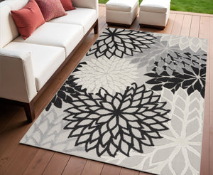 Homeroots 4' Stylish Black And White Indoor Outdoor Area Rug – Durable, Versatile, And Easy To Maintain Decor 4'x6' Area Rug Polypropylene 384597