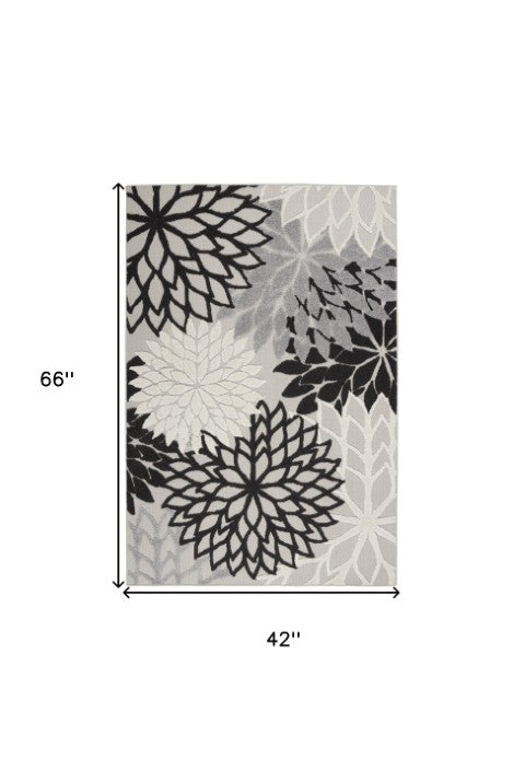 Homeroots 4' Stylish Black And White Indoor Outdoor Area Rug – Durable, Versatile, And Easy To Maintain Decor 4'x6' Area Rug Polypropylene 384597