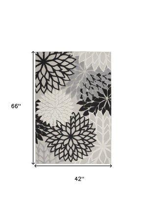 Homeroots 4' Stylish Black And White Indoor Outdoor Area Rug – Durable, Versatile, And Easy To Maintain Decor 4'x6' Area Rug Polypropylene 384597