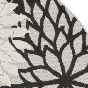 Homeroots 5' Round Black And White Round Floral Indoor Outdoor Area Rug Black White Polypropylene 384599