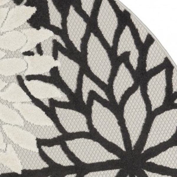 Homeroots 5' Round Black And White Round Floral Indoor Outdoor Area Rug Black White Polypropylene 384599