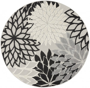 Homeroots 5' Round Black And White Round Floral Indoor Outdoor Area Rug Black White Polypropylene 384599