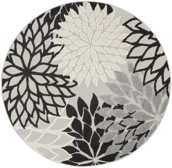 Homeroots 5' Round Black And White Round Floral Indoor Outdoor Area Rug Black White Polypropylene 384599