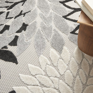 Homeroots 5' Round Black And White Round Floral Indoor Outdoor Area Rug Black White Polypropylene 384599