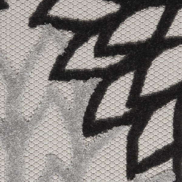 Homeroots 6' X 9' Black And White Floral Indoor Outdoor Area Rug Black White Polypropylene 384600