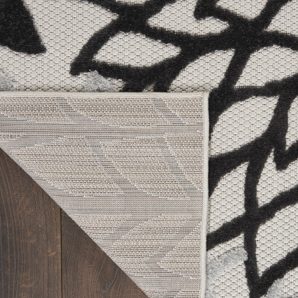 Homeroots 6' X 9' Black And White Floral Indoor Outdoor Area Rug Black White Polypropylene 384600