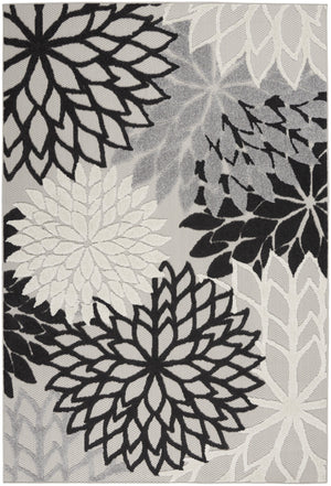 Homeroots 6' X 9' Black And White Floral Indoor Outdoor Area Rug Black White Polypropylene 384600