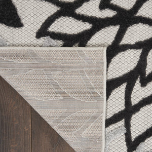 Homeroots 7' X 10' Black White Floral Indoor Outdoor Area Rug Black White Polypropylene 384601