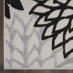 HomeRoots 5' Timeless Floral Indoor Outdoor Rug - Durable, Easy-Care, Versatile Accent for Any Space 7'x10' Area Rug Black White 384601