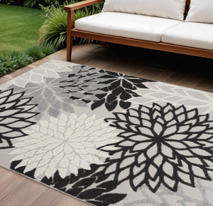 HomeRoots 5' Timeless Floral Indoor Outdoor Rug - Durable, Easy-Care, Versatile Accent for Any Space 7'x10' Area Rug Black White 384601