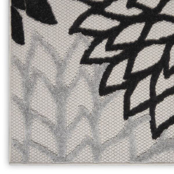 HomeRoots 5' Timeless Floral Indoor Outdoor Rug - Durable, Easy-Care, Versatile Accent for Any Space 7'x10' Area Rug Black White 384601