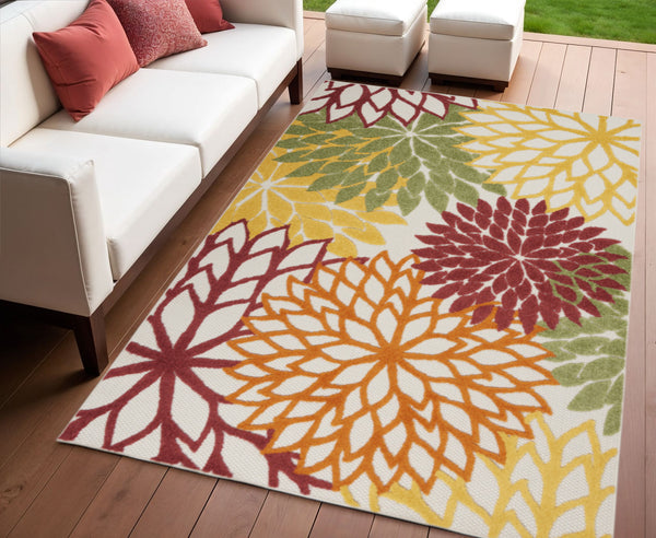 Homeroots 4' X 6' Green And Ivory Indoor-outdoor Area Rug - Stylish, Durable, Easy Maintenance For Any Space 4' X 6' Polypropylene 384674