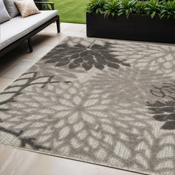 HomeRoots 5' Gray Floral Area Rug - Versatile Indoor/Outdoor Design for Stylish Spaces & High Traffic Areas 5'x8' Area Rug 384700