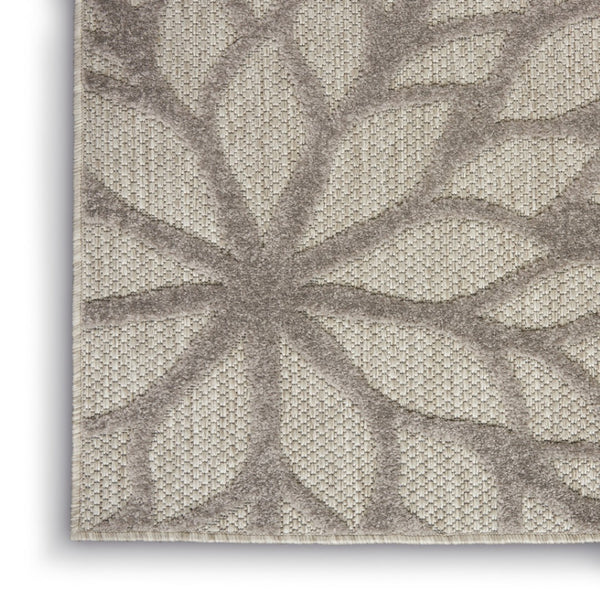 HomeRoots 5' Gray Floral Area Rug - Versatile Indoor/Outdoor Design for Stylish Spaces & High Traffic Areas 5'x8' Area Rug 384700