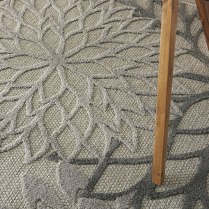 HomeRoots 5' Gray Floral Area Rug - Versatile Indoor/Outdoor Design for Stylish Spaces & High Traffic Areas 5'x8' Area Rug 384700