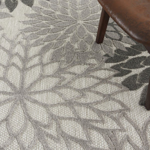 HomeRoots 5' Gray Floral Area Rug - Versatile Indoor/Outdoor Design for Stylish Spaces & High Traffic Areas 5' Round Area Rug 384702