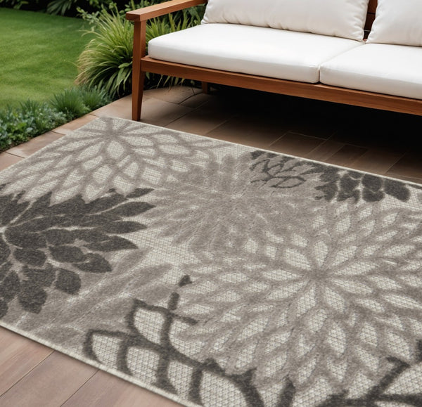 HomeRoots 5' Gray Floral Area Rug - Versatile Indoor/Outdoor Design for Stylish Spaces & High Traffic Areas 6'x9' Area Rug 384704