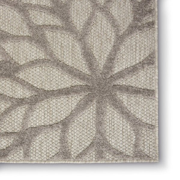 HomeRoots 5' Gray Floral Area Rug - Versatile Indoor/Outdoor Design for Stylish Spaces & High Traffic Areas 6'x9' Area Rug 384704