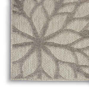 HomeRoots 5' Gray Floral Area Rug - Versatile Indoor/Outdoor Design for Stylish Spaces & High Traffic Areas 6'x9' Area Rug 384704