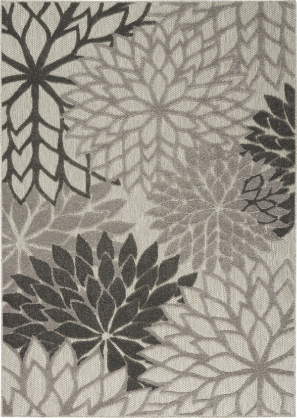 HomeRoots 5' Gray Floral Area Rug - Versatile Indoor/Outdoor Design for Stylish Spaces & High Traffic Areas 6'x9' Area Rug 384704