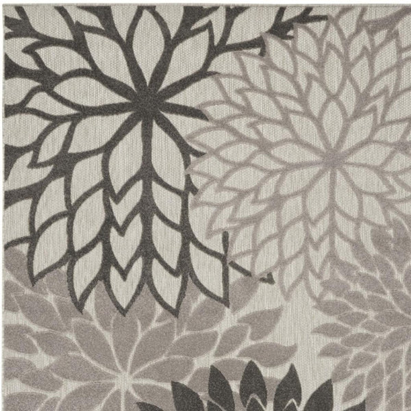 HomeRoots 5' Gray Floral Area Rug - Versatile Indoor/Outdoor Design for Stylish Spaces & High Traffic Areas 7'x10' Area Rug 384706