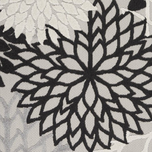 Homeroots 5' X 7' Black And White Floral Indoor Outdoor Area Rug Black White Polypropylene 384811