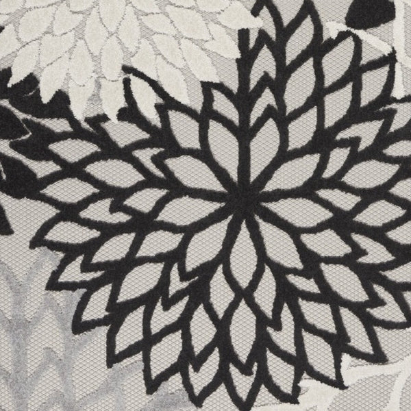 Homeroots 5' X 7' Black And White Floral Indoor Outdoor Area Rug Black White Polypropylene 384811
