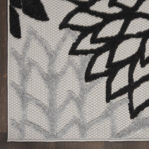 Homeroots 5' X 7' Black And White Floral Indoor Outdoor Area Rug Black White Polypropylene 384811