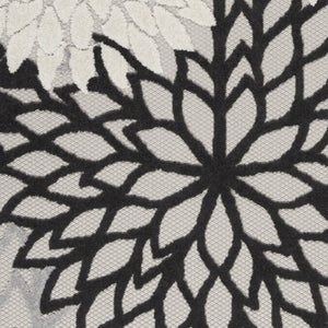 Homeroots 5' X 7' Black And White Floral Indoor Outdoor Area Rug Black White Polypropylene 384811