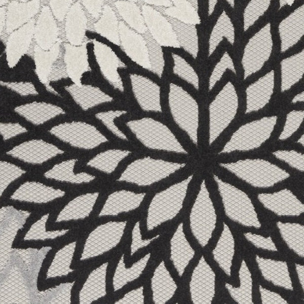 Homeroots 5' X 7' Black And White Floral Indoor Outdoor Area Rug Black White Polypropylene 384811