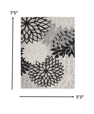 Homeroots 5' X 7' Black And White Floral Indoor Outdoor Area Rug Black White Polypropylene 384811