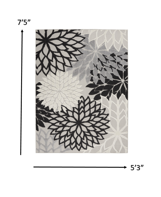 Homeroots 5' X 7' Black And White Floral Indoor Outdoor Area Rug Black White Polypropylene 384811