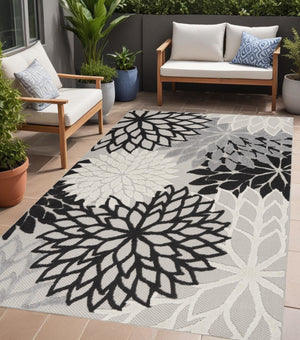 Homeroots 5' X 7' Black And White Floral Indoor Outdoor Area Rug Black White Polypropylene 384811