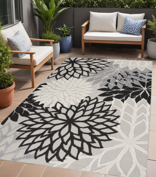 Homeroots 5' X 7' Black And White Floral Indoor Outdoor Area Rug Black White Polypropylene 384811