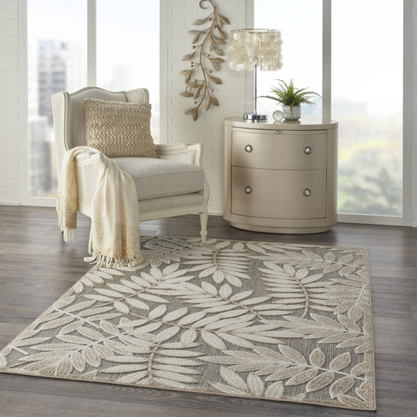 Homeroots 4' X 6' Gray And Ivory Floral Area Rug - Durable Indoor/Outdoor Design For Stylish Spaces, Easy Care 4' X 6' Polypropylene 384954