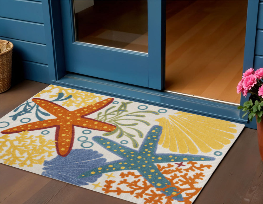 Homeroots 4' Yellow And Ivory Indoor-outdoor Area Rug - Durable, Stylish, And Easy To Maintain For Any Space 4' X 6' Polypropylene 385085